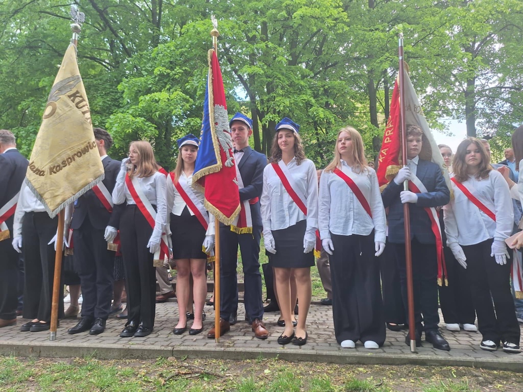 Poczet sztandarowy podczas obchodów 3 Maja